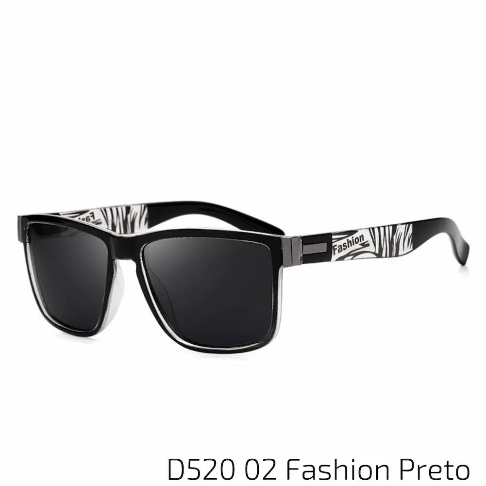 Óculos de sol com armação preta e hastes com um padrão estilizado em preto e branco. As lentes são escuras, oferecendo proteção contra os raios solares. O design moderno e estilizado faz deste modelo uma escolha excelente para quem procura um acessório que combine sofisticação e um toque de originalidade.